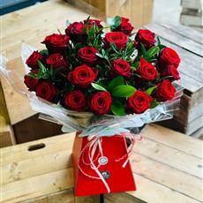   Fabulous 24 Naomi Red Roses